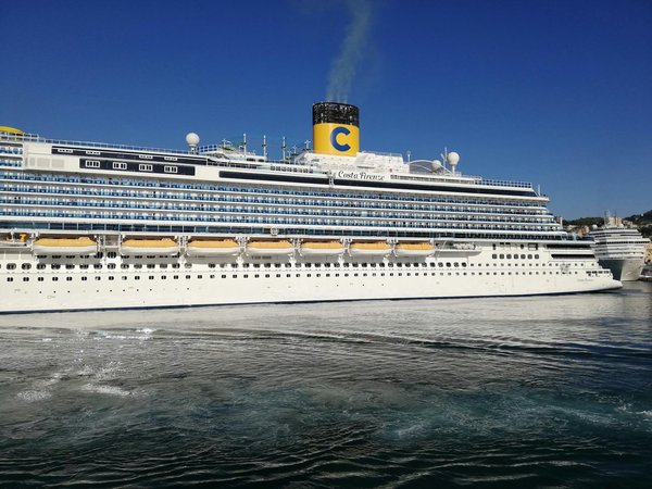 Quels sont les critères pour choisir une location de vacances en bord de mer avec des cours de surf en Bretagne?